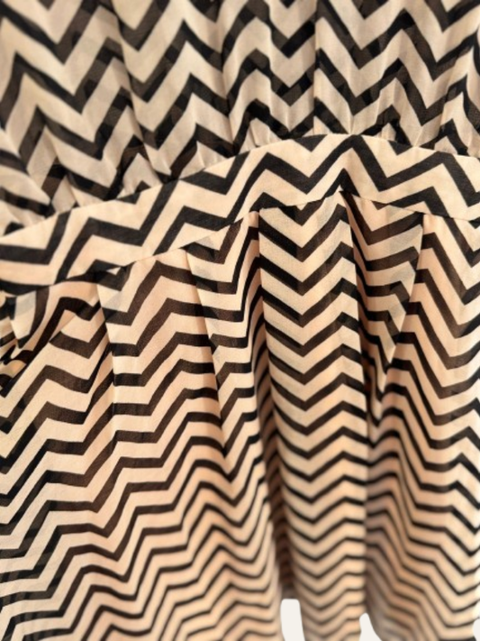 Vestido rosa con rayas negras