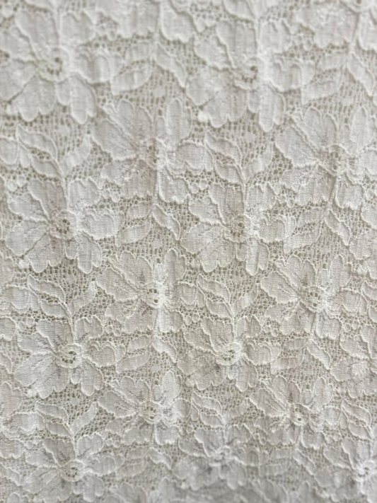 Vestido blanco con encajes de segunda mano